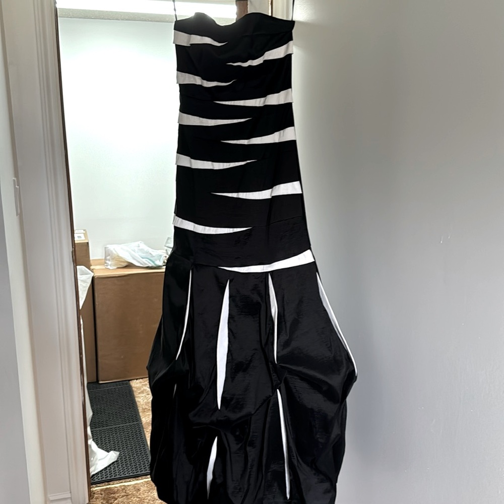 Mermaid style strapless dress white and black size 8